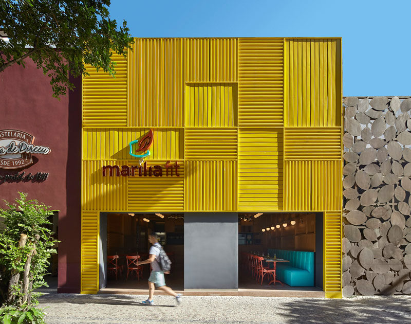 Architect and interior designer David Guerra has recently completed Marília Fit, a modern restaurant in Belo Horizonte, Brazil, that features a bright facade made from yellow aluminum. #RestaurantDesign #ModernRestaurant #RestaurantFacade