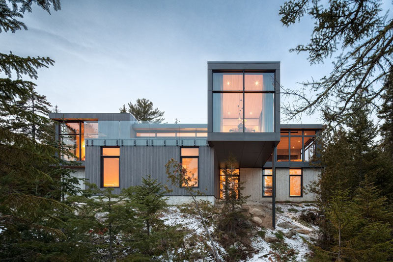 Thellend Fortin Architectes have recently completed 'Long Hortizontals', a modern house that's located in Petite-Rivière-Saint-François, Québec. #ModernHouse #ModernArchitecture #HouseDesign
