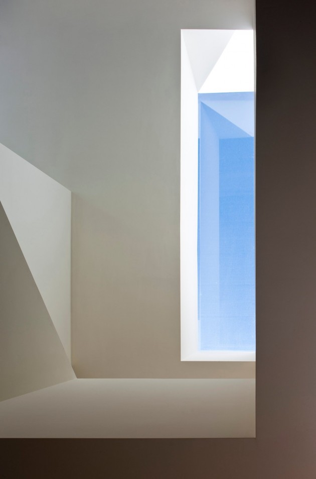 House on the Castle Mountainside by Fran Silvestre Arquitectos