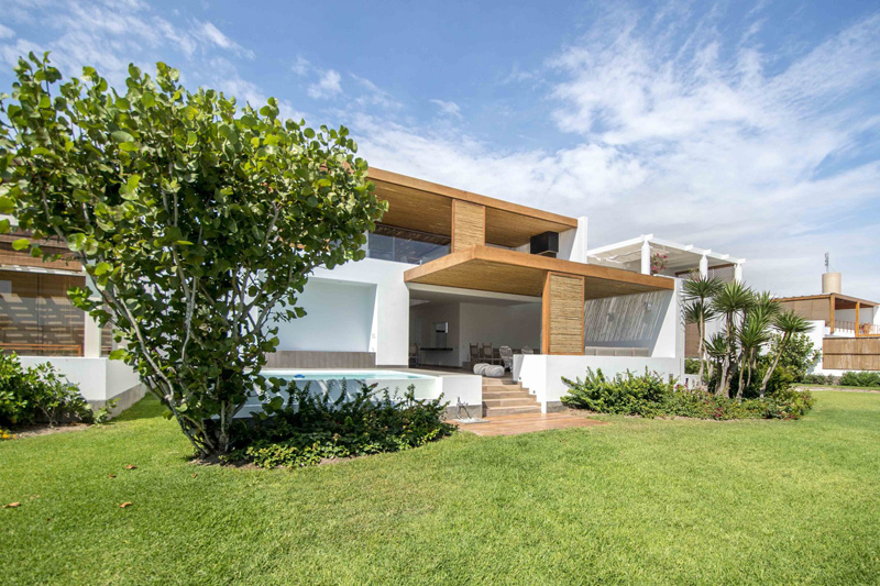 DA-LAB Arquitectos Give Peruvian Beach House A Contemporary Update