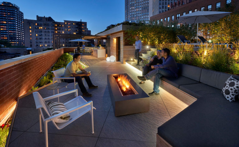 7 Design Lessons To Learn From This Awesome Roof Deck In Chicago