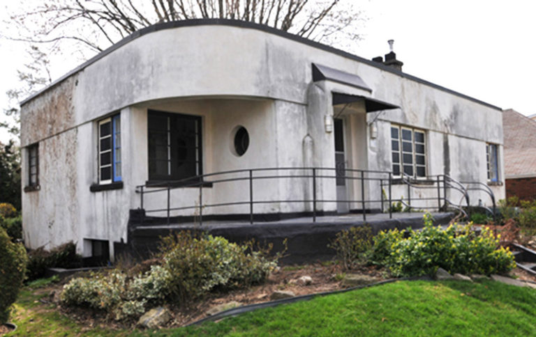 this-1930s-streamline-moderne-house-got-a-contemporary-renovation-and