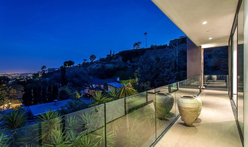 This new house is lighting up the Hollywood Hills in Los Angeles