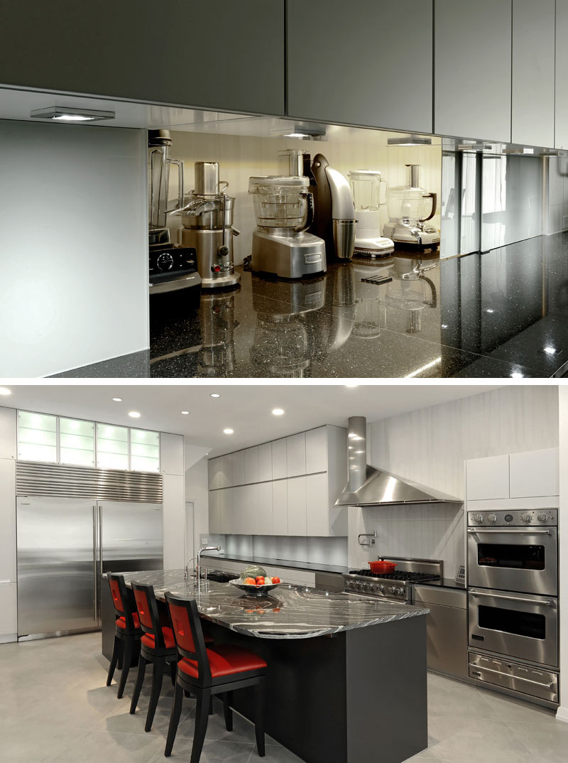 Kitchen Design Idea - Store Your Kitchen Appliances In A Dedicated Appliance Garage // これらのスライドドアは、閉じているときはバックスプラッシュのように見えるだけですが、スライドして開くと、必要なときに簡単に手に入れられる隠れた家電製品が現れます。 #ApplianceGarage #KitchenIdeas #KitchenDesign're closed but slide open to reveal hidden appliances that are easy to grab when you need them. #ApplianceGarage #KitchenIdeas #KitchenDesign