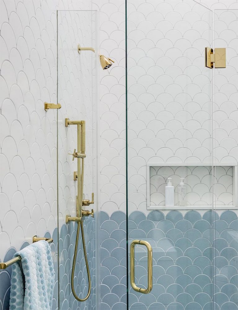 Add This Blue, White, And Gold Bathroom To Your List Of Design Ideas