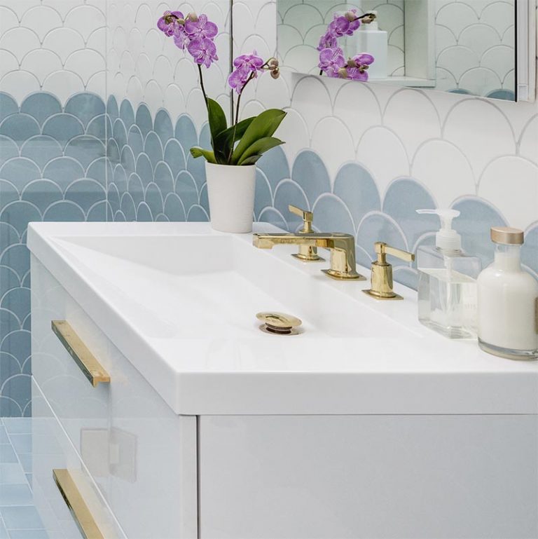 Add This Blue, White, And Gold Bathroom To Your List Of Design Ideas