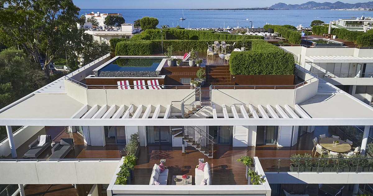 An Exceptional Rooftop Pool And Terrace Was Placed On Top Of This Apartment