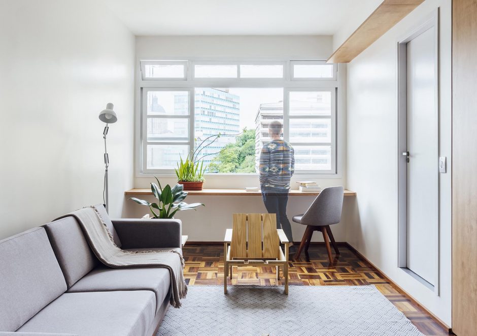 Small Apartment with Desk: Maximizing Space and Functionality