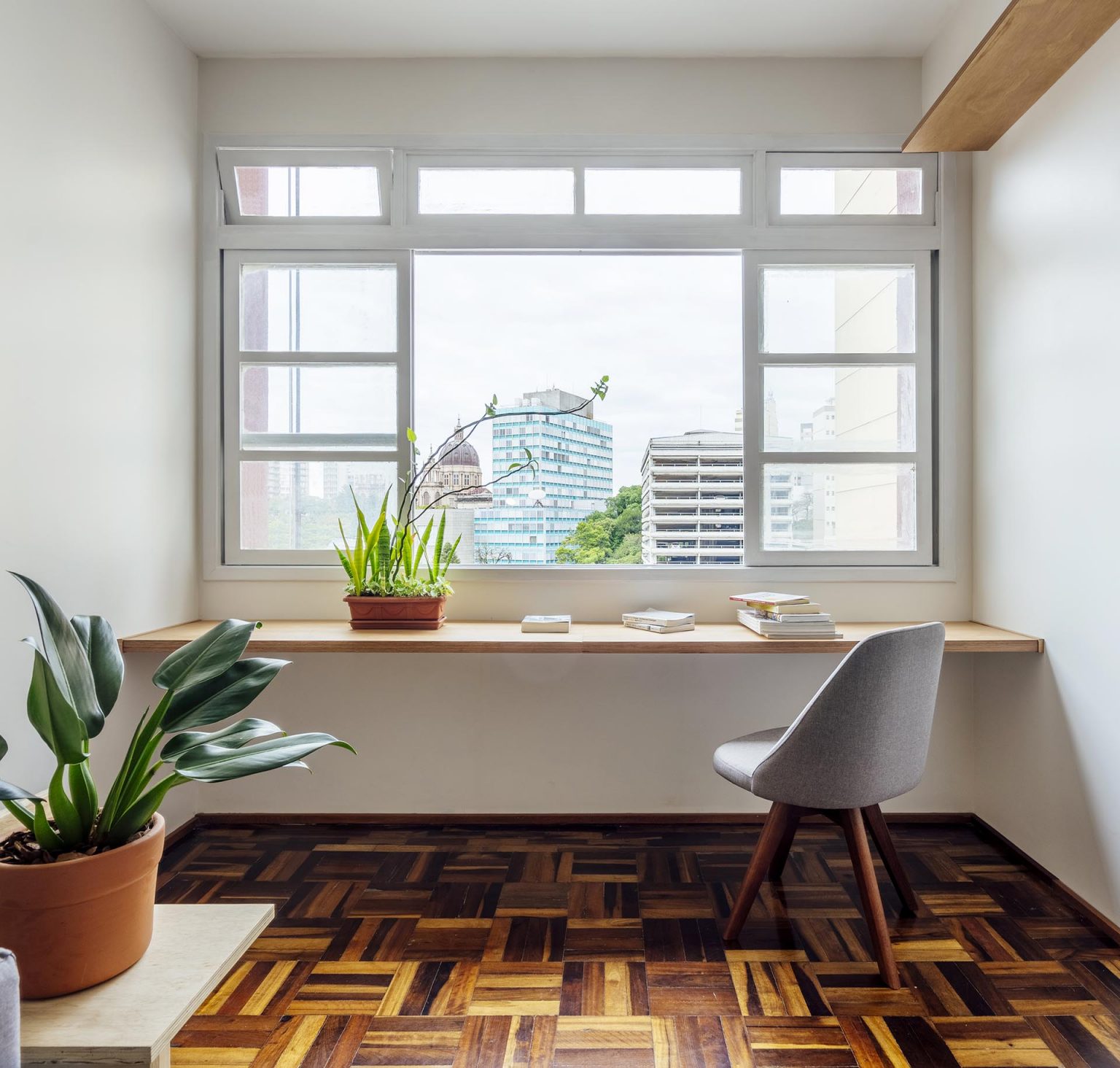 Small Apartment with Desk: Maximizing Space and Functionality