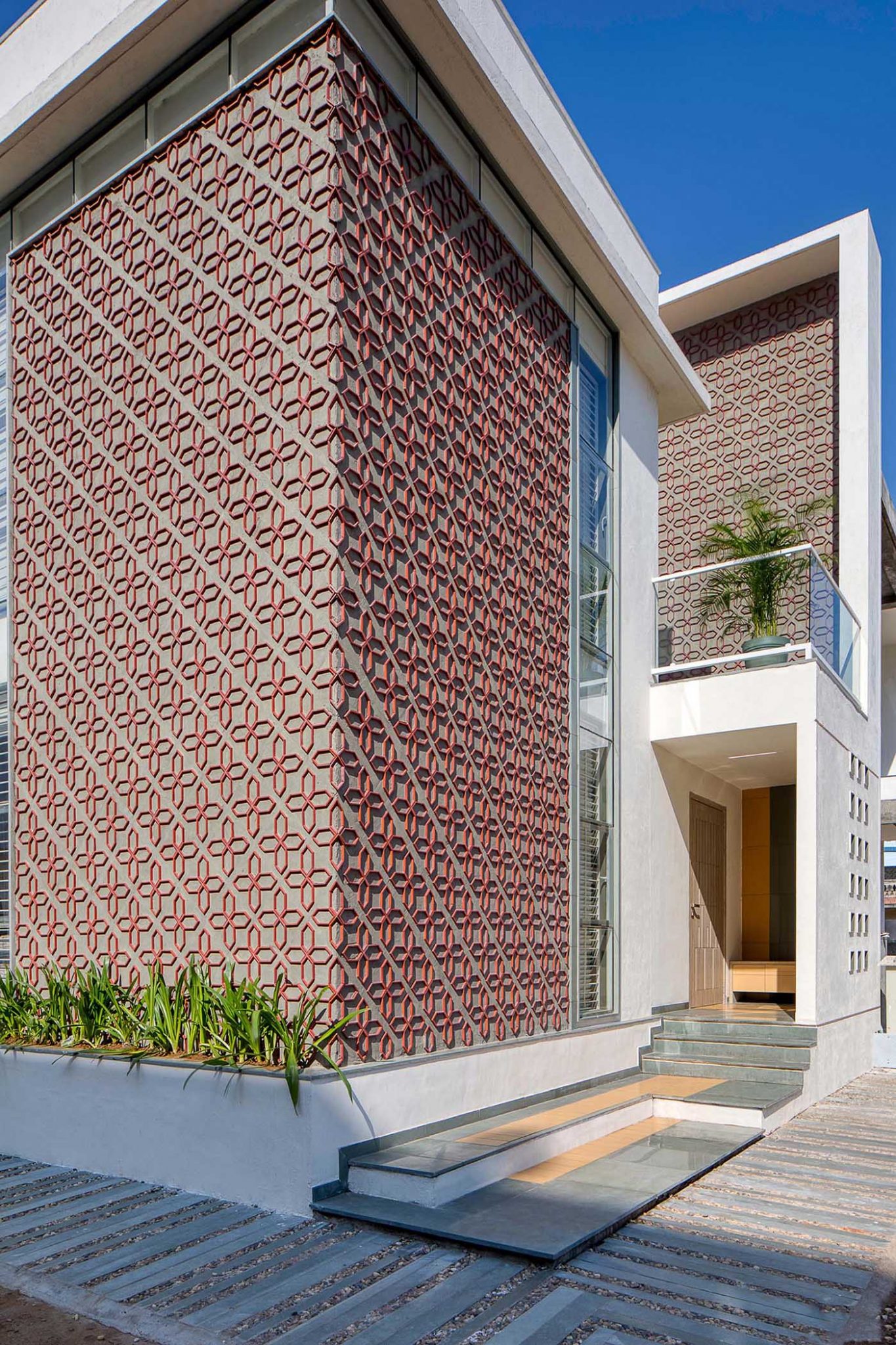 a-patterned-accent-wall-made-from-cut-clay-roof-tiles-is-featured-on