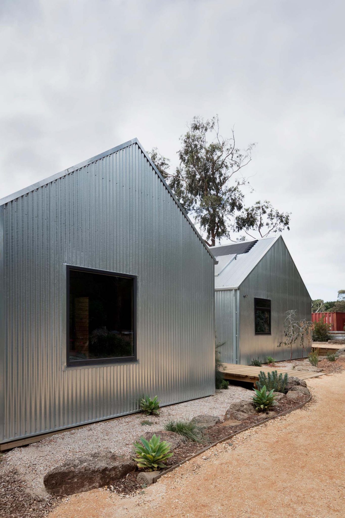 This Home Was Designed To Be Durable, So They Covered It In Corrugated ...