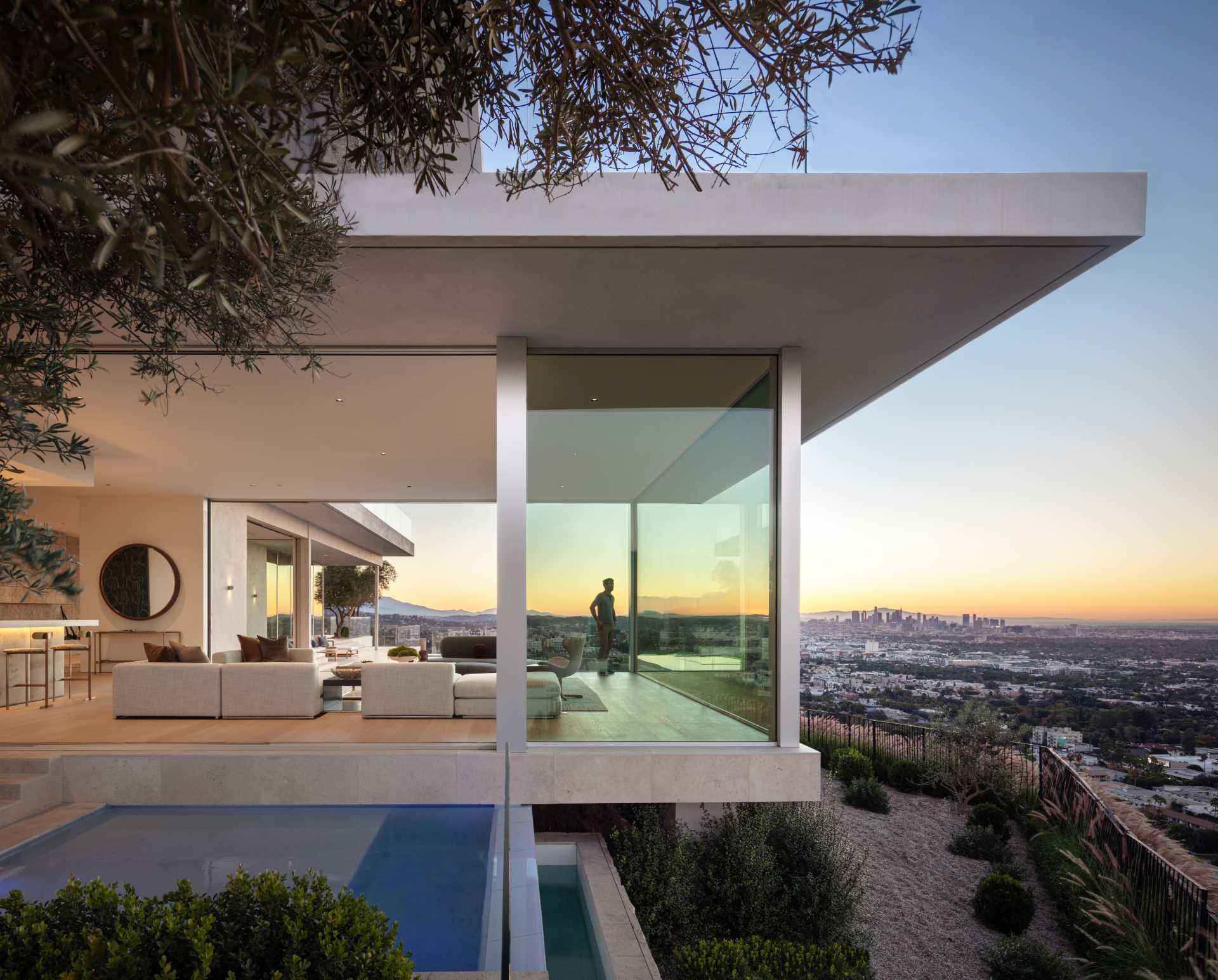 A New Home In Los Angeles Inspired By The Famous Mid Century Modern Stahl House Architecture