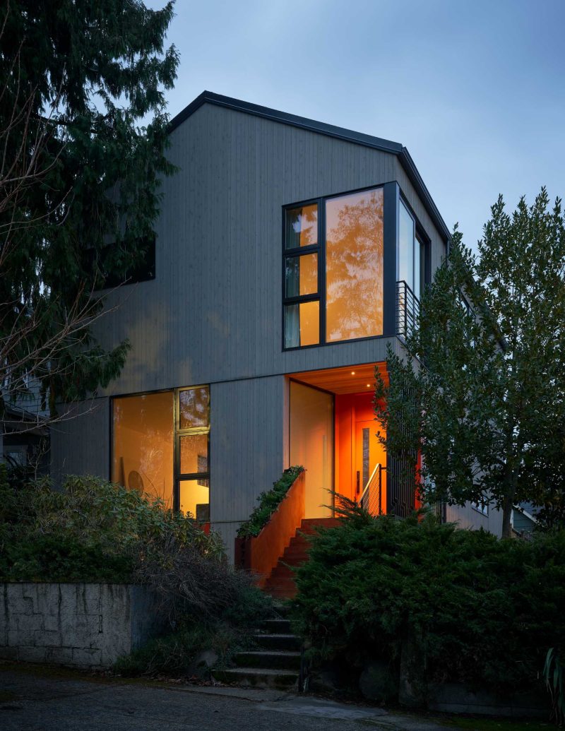 Before After A 1960s House Transformed Into A Modern Home For A   Renovated House Exterior Lighting 130323 1218 02 800x1035 