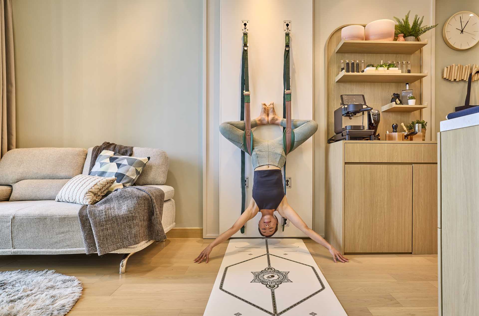 This Small Apartment Has A Yoga Wall And A Coffee Bar - ᐅ