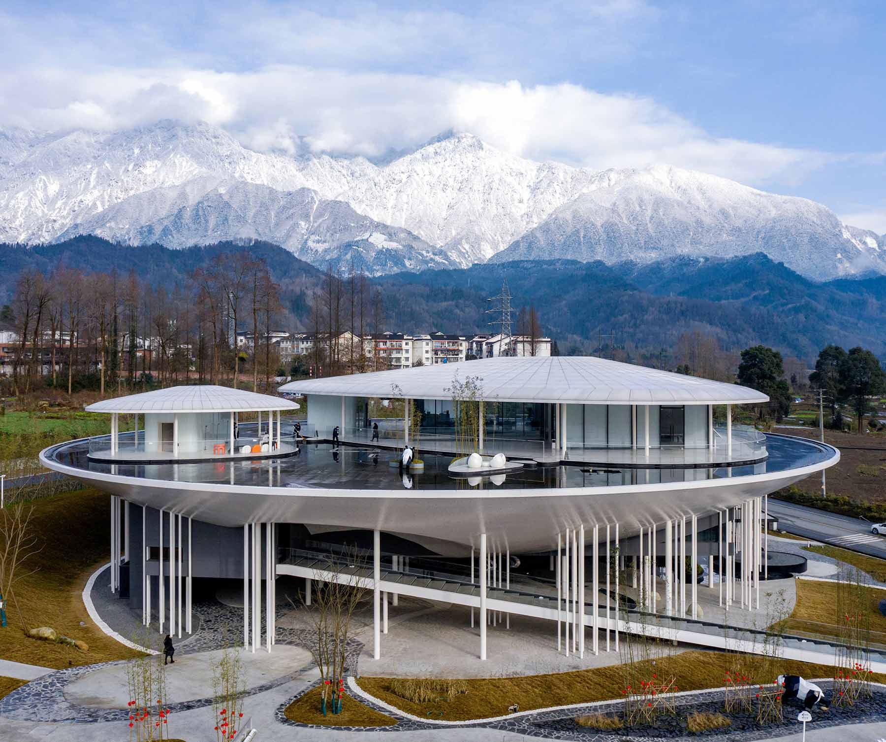 This public building in China features a white 'bamboo forest' at the bottom, which is the foundation of the 'clouds', while the "bamboo forest" on the ground floor is used as a rural living room.
