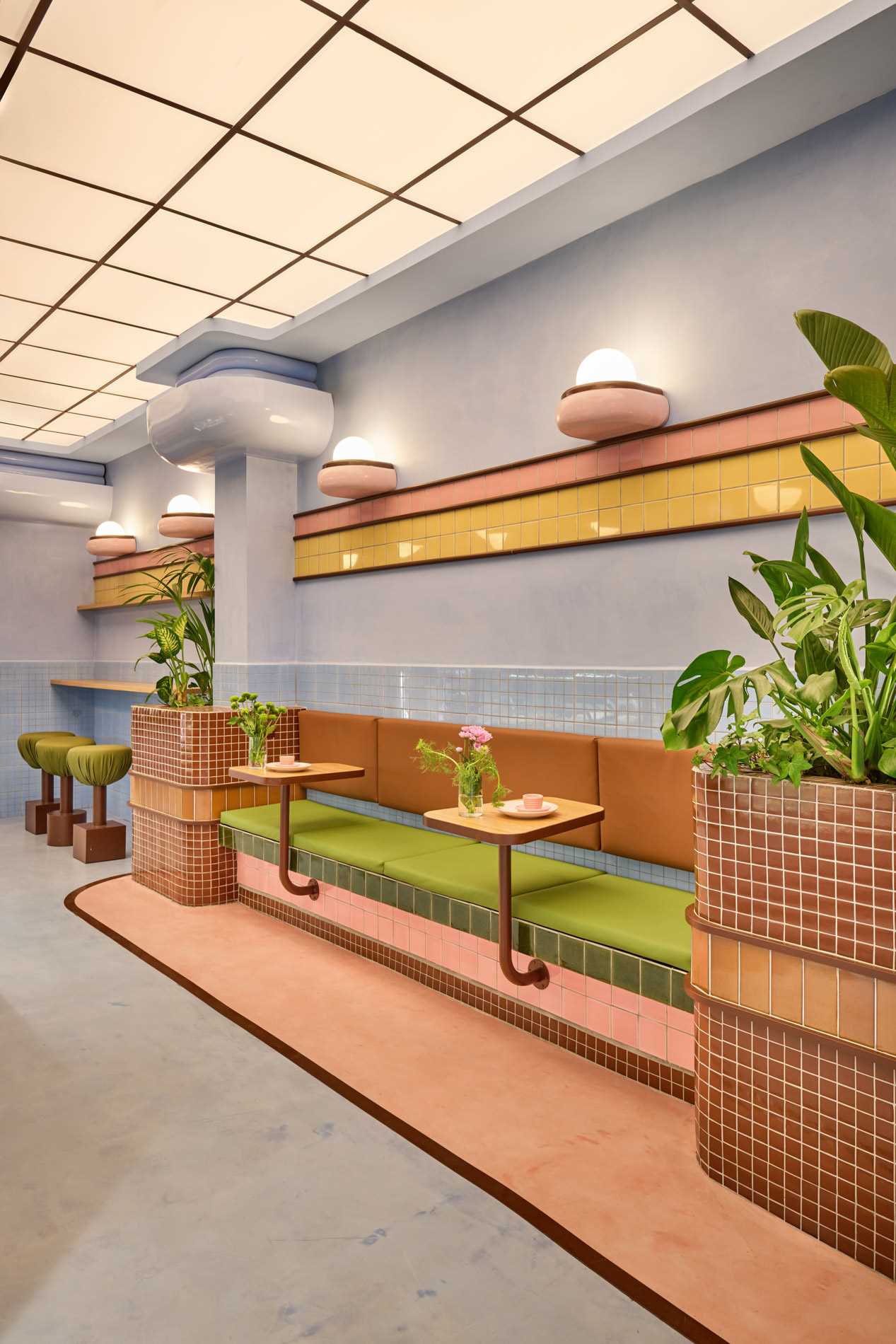 The interior design of Amiko Gelato blends futuristic design with art deco elements, like curves, glazed tiles, and pastel colors.