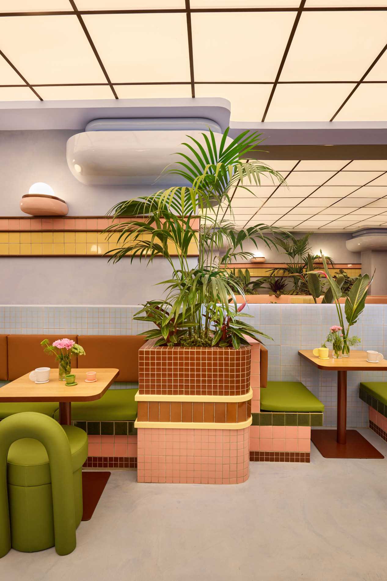 The interior design of Amiko Gelato  blends futuristic design with art deco elements, like curves, glazed tiles, and pastel colors.