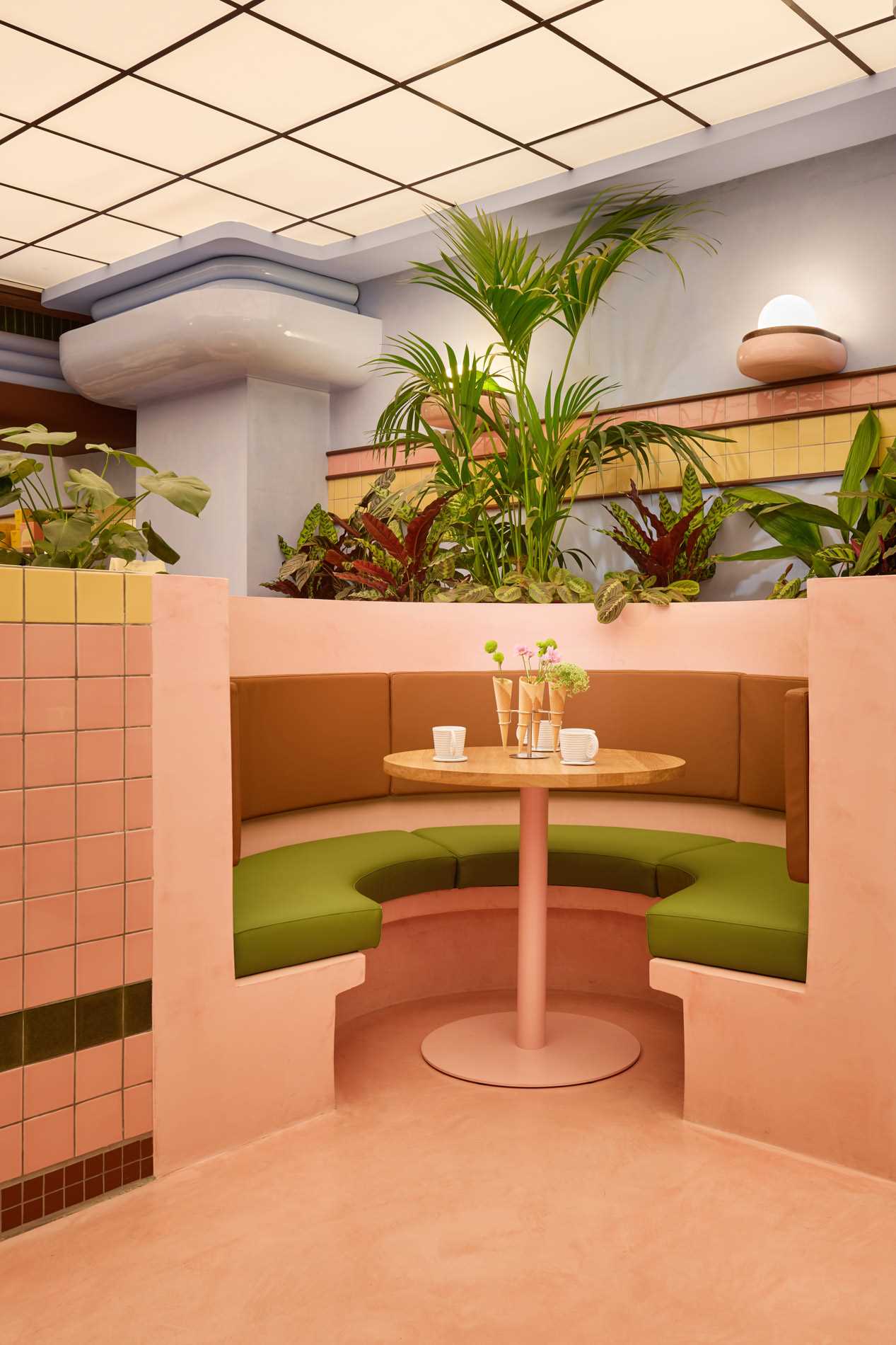 The interior design of Amiko Gelato blends futuristic design with art deco elements, like curves, glazed tiles, and pastel colors.