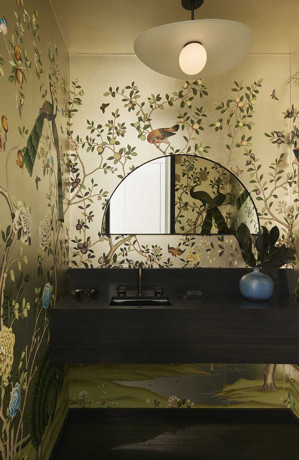 In the powder room, a scenic peacock wallpaper from De Gournay can be found.