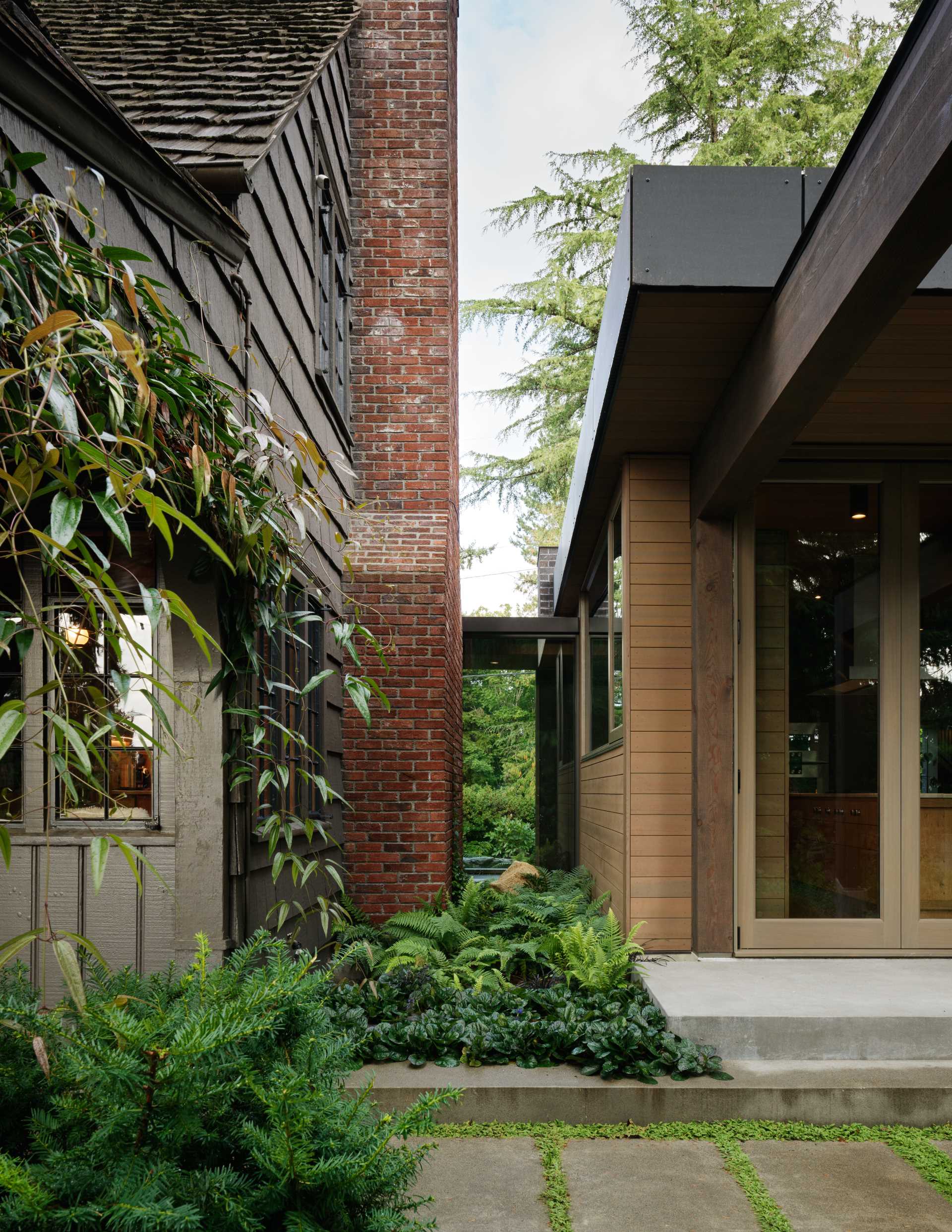 The addition is connected to the south side of the house via a six-foot glass-walled hall that establishes the new building’s autonomy from the original house.