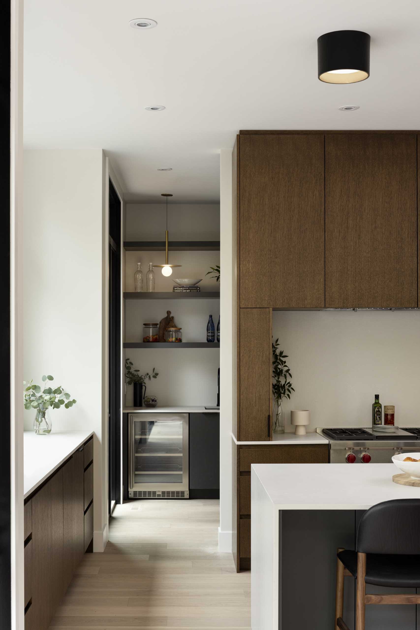 A walk-in pantry is located behind the kitchen. 