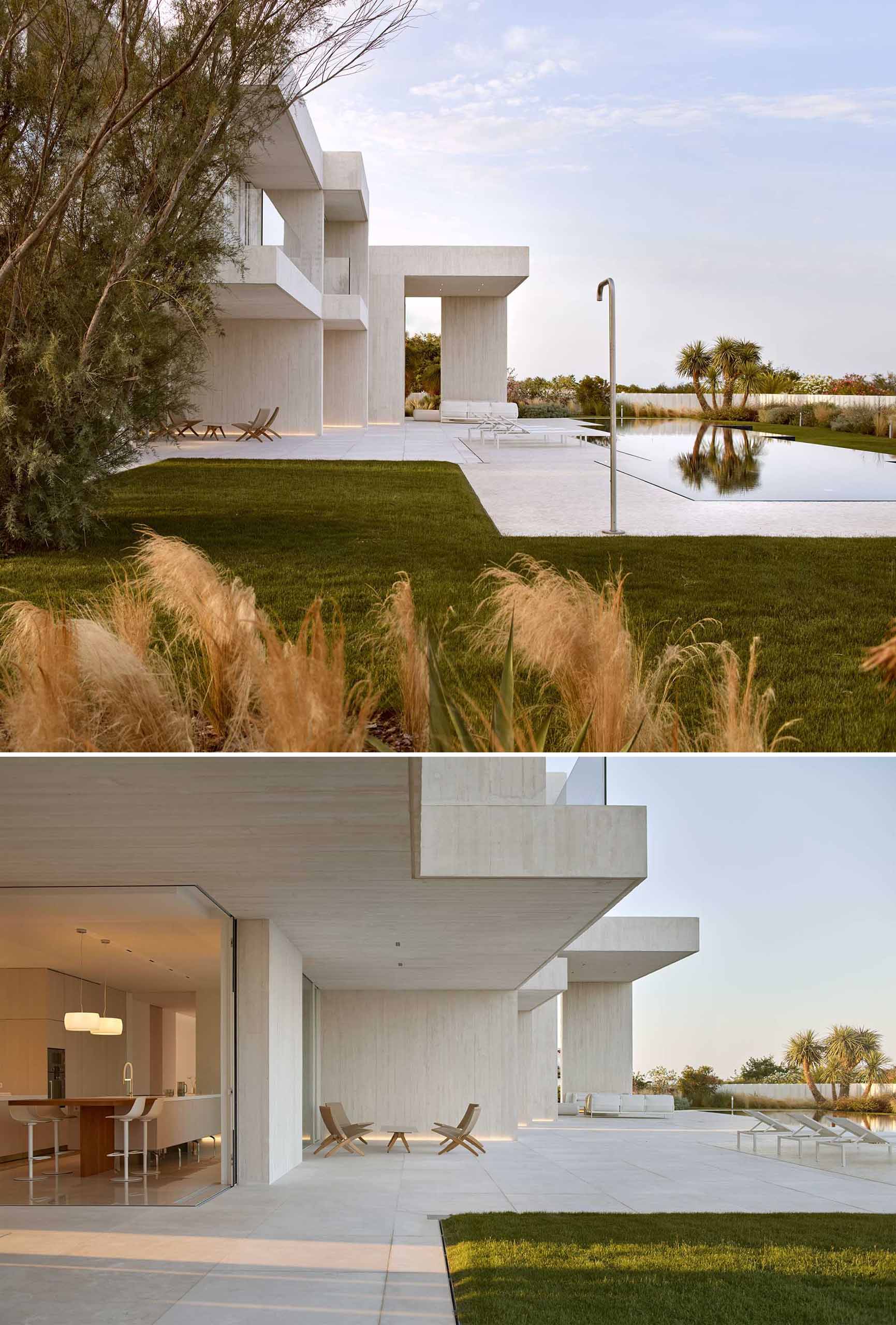 This modern home seeks maximum integration with the Mediterranean dune ecosystem, so its landscaping is based on the use of native bush species such as grasses and palms.