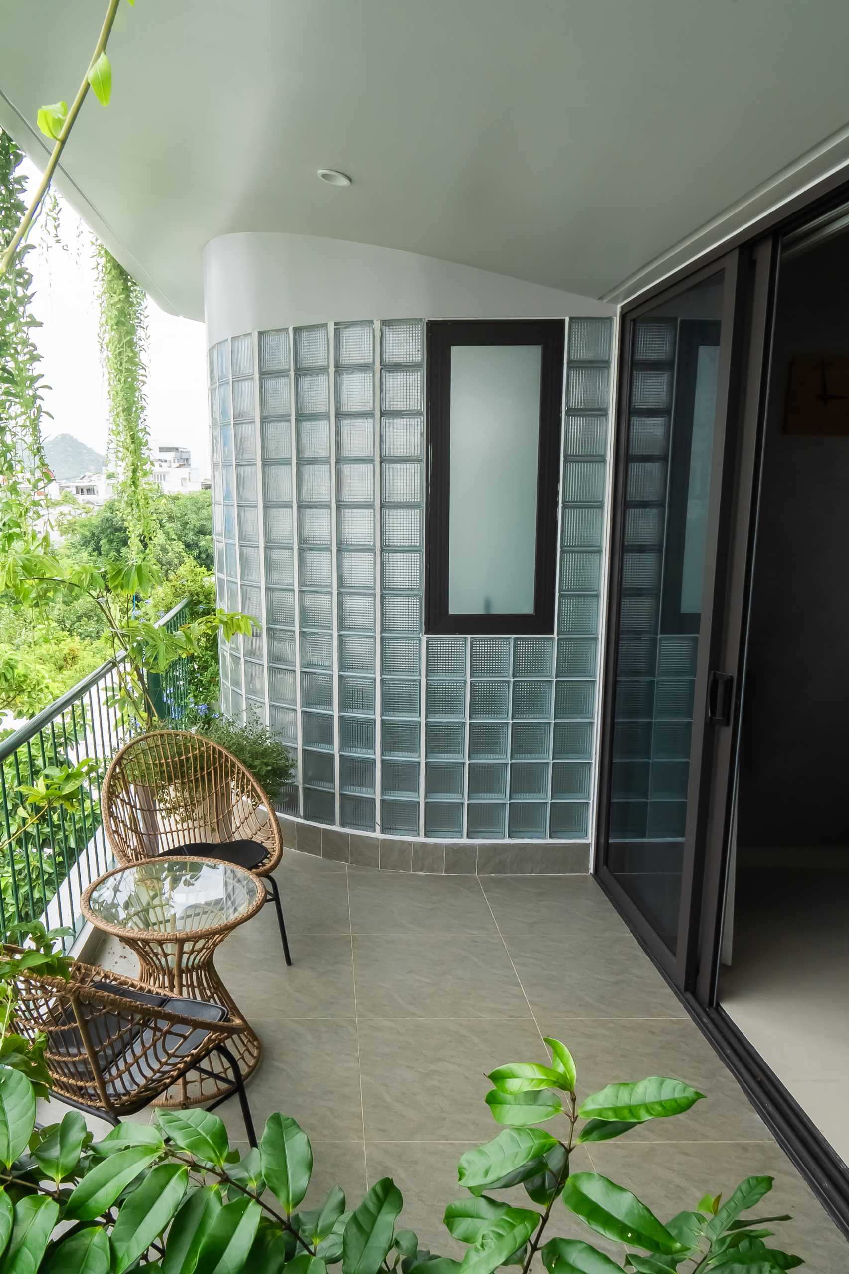 Glass blocks have been used on a curved section of the wall, allowing the natural light to pass through to the bathroom, without sacrificing privacy.