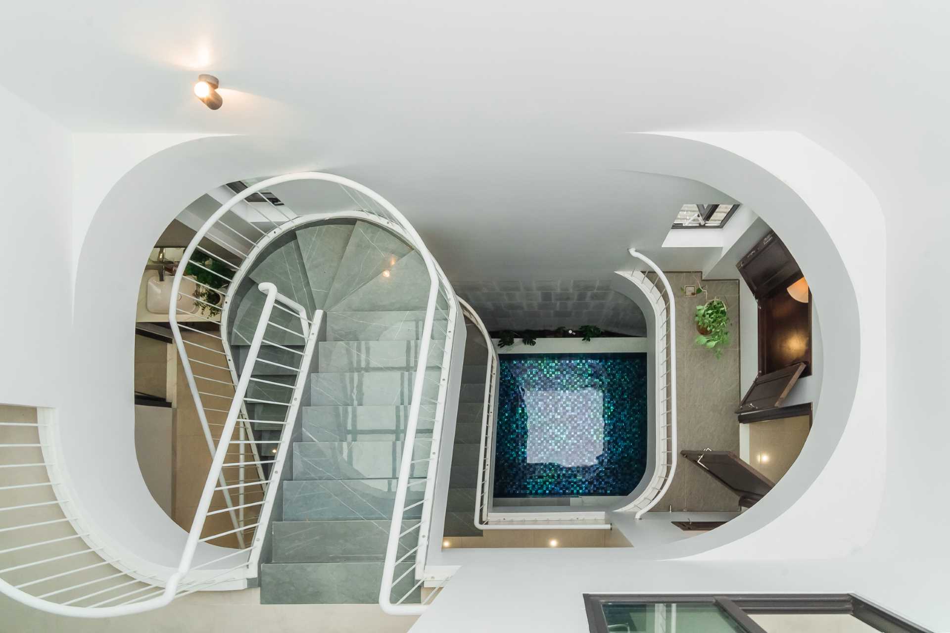 The roof's capsule-shaped openings, inspired by the Dynamic Island feature of the iPhone, are a delicate detail reflecting the profession of the homeowner – the owner of an iPhone dealership.