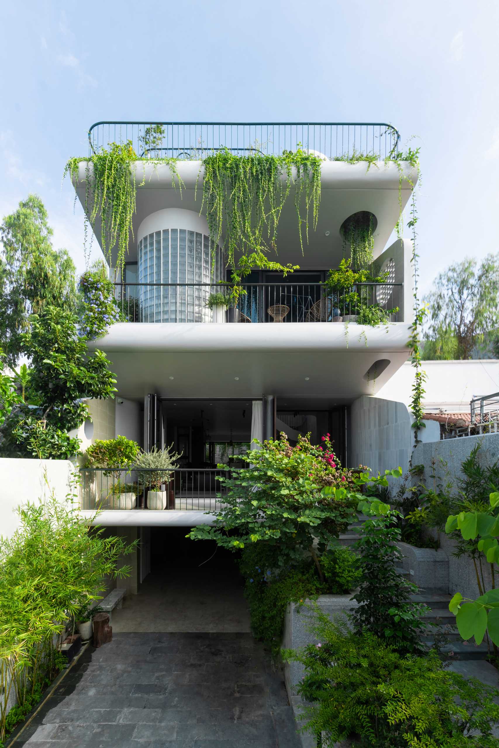 Plants can be found throughout the design of the home, with some flowing over the exterior.