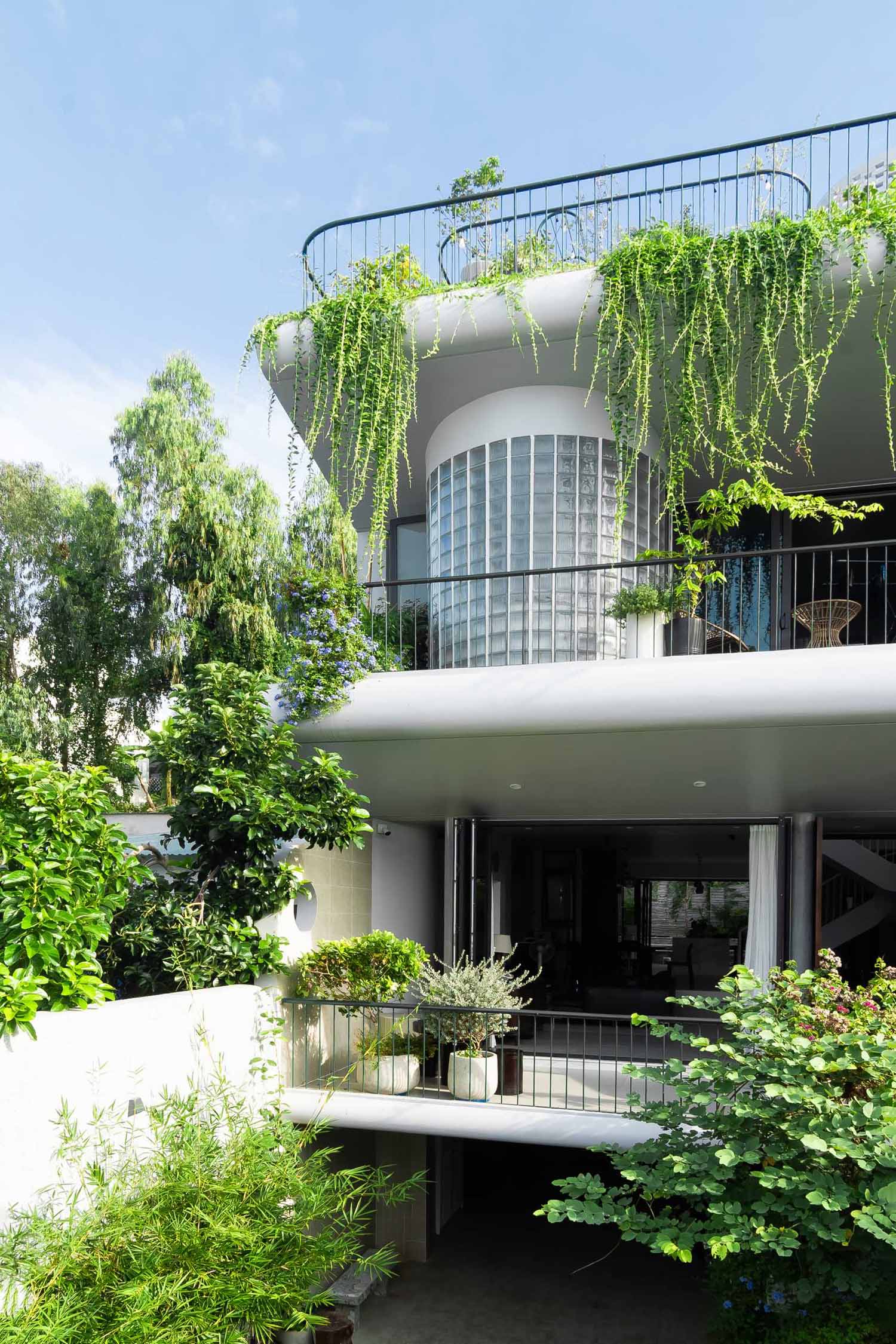 Plants can be found throughout the design of the home, with some flowing over the exterior.