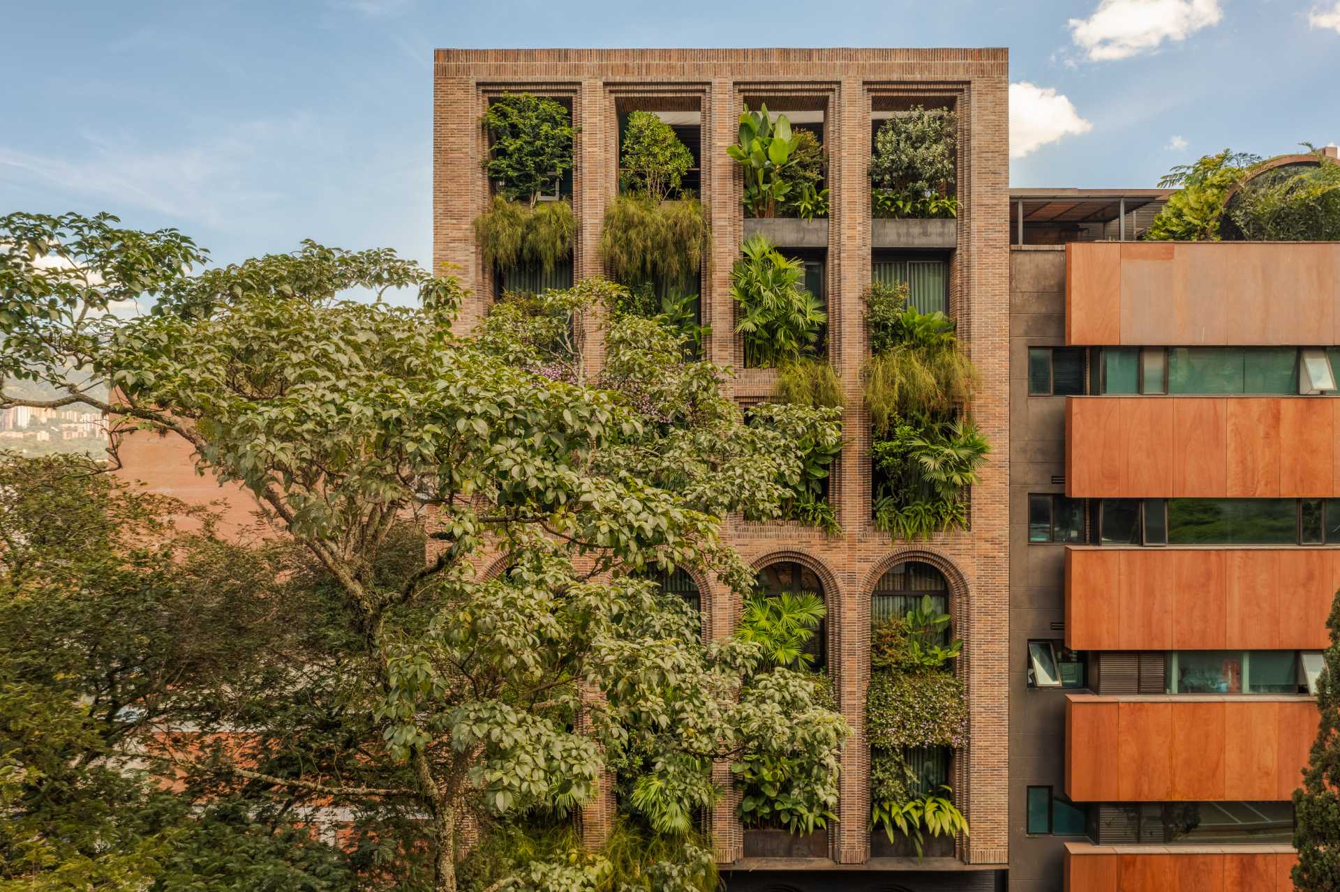 A modern hotel with archways and porticos that houses more than 100 tropical species with an efficient irrigation system.